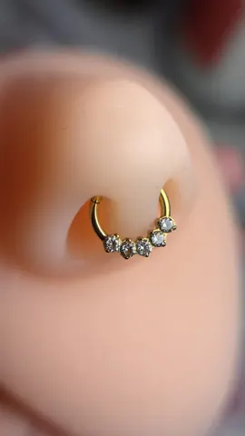 Fotografia real de un piercing realizado en Arkadia