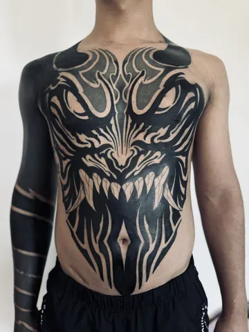 Fotografia real de un tatuaje blackout o geométrico de Uchi Tattoo