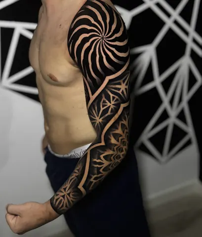 Fotografia real de un tatuaje blackout o geométrico de Uchi Tattoo