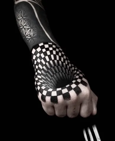 Fotografia real de un tatuaje blackout o geométrico de Uchi Tattoo