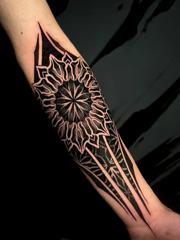 Fotografia real de un tatuaje blackout o geométrico de Uchi Tattoo