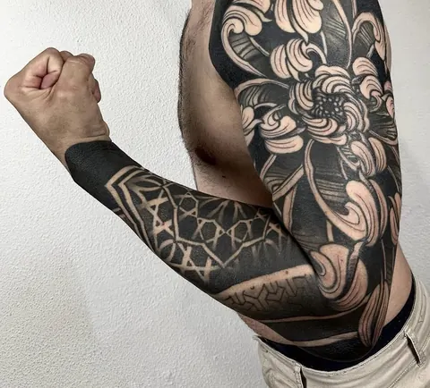 Fotografia real de un tatuaje blackout o geométrico de Uchi Tattoo