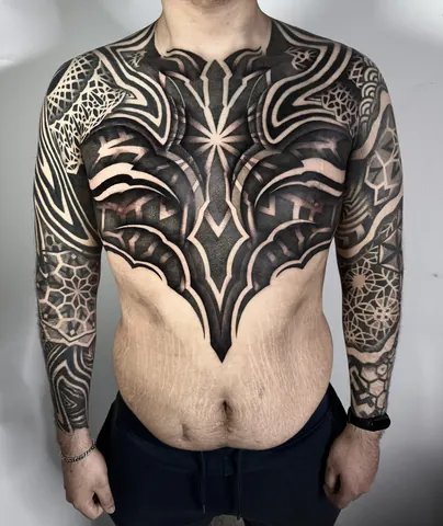 Fotografia real de un tatuaje blackout o geométrico de Uchi Tattoo