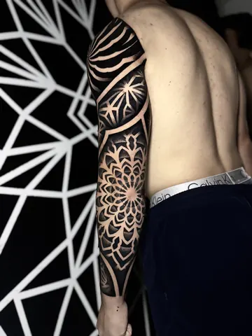 Fotografia real de un tatuaje blackout o geométrico de Uchi Tattoo