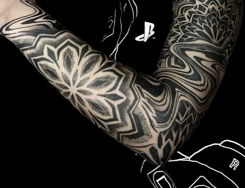 Fotografia real de un tatuaje blackout o geométrico de Uchi Tattoo