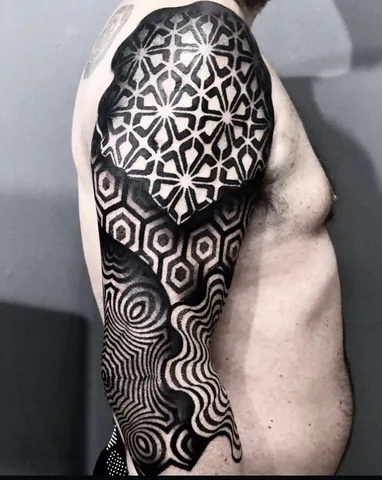 Fotografia real de un tatuaje blackout o geométrico de Uchi Tattoo