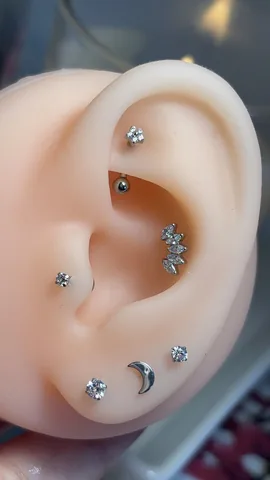 Piercings en la oreja con joyería de titanio