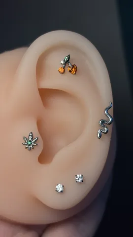 Piercings en la oreja con joyas de colores