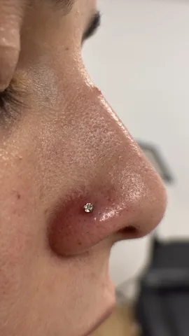 Piercing en la nariz con joya de titanio