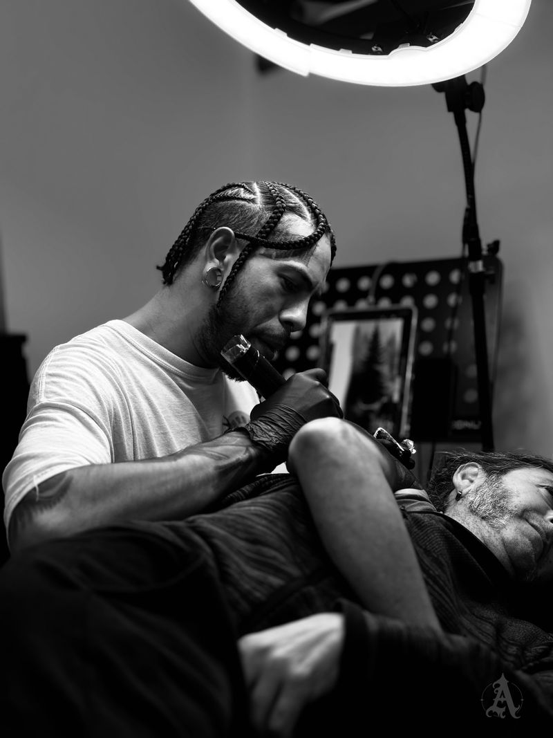 Frank, tatuador residente de Arkadia, tatuando en cabina