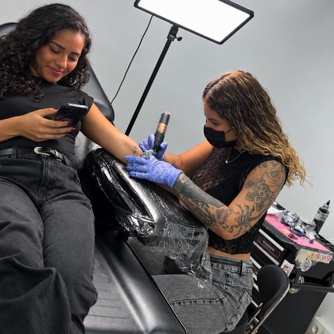 Kadilla Braz tatuando en Arkadia