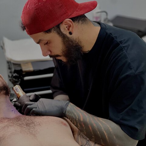 Uchi Tattoo tatuando en Arkadia