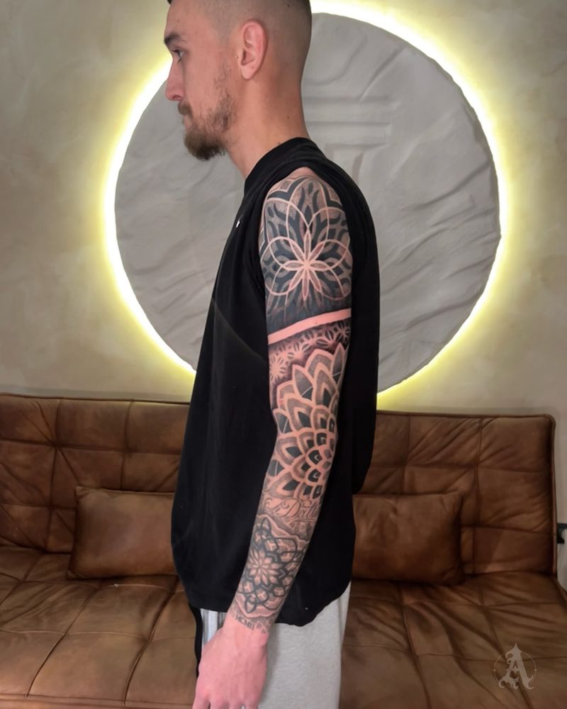 Tatuaje dotwork de manga geométrica completa en el brazo, puntillismo en negro