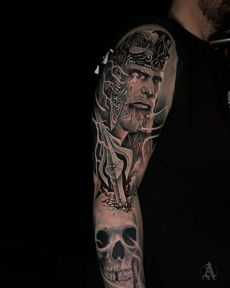 Tatuaje de calavera y retrato en brazo, realismo en negro y gris