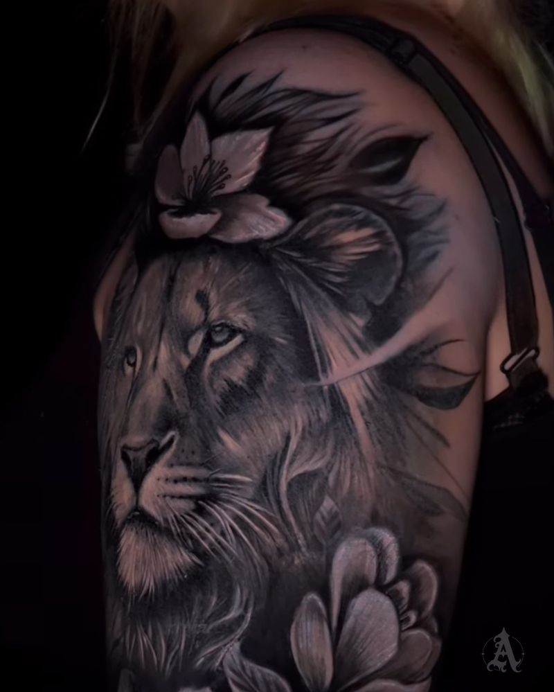 Tatuaje de león entre flores en hombro, realismo en negro y gris